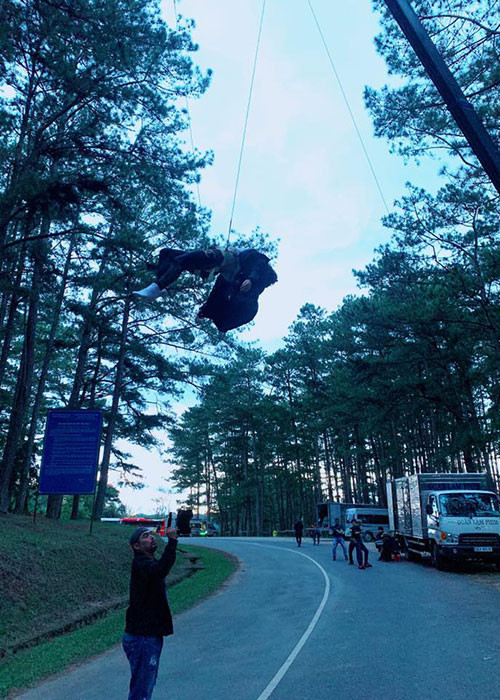 Hình ảnh Lý Nhã Kỳ bị treo lên không trung trong một bản quay nháp.