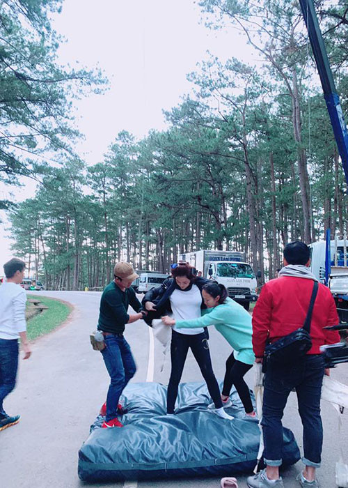 Trở lại đóng phim, Lý Nhã Kỳ không ngần ngại tự mình thực hiện các cảnh quay khó.