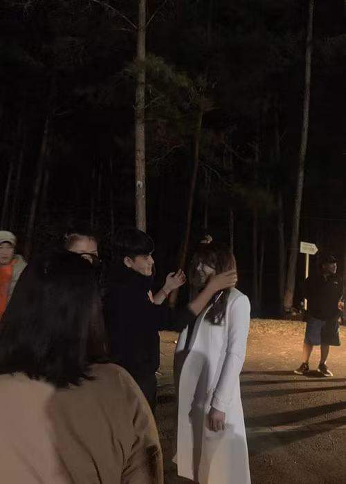 Nữ diễn viên chịu cái lạnh buốt xương vào nửa đêm trong rừng khi quay phim.