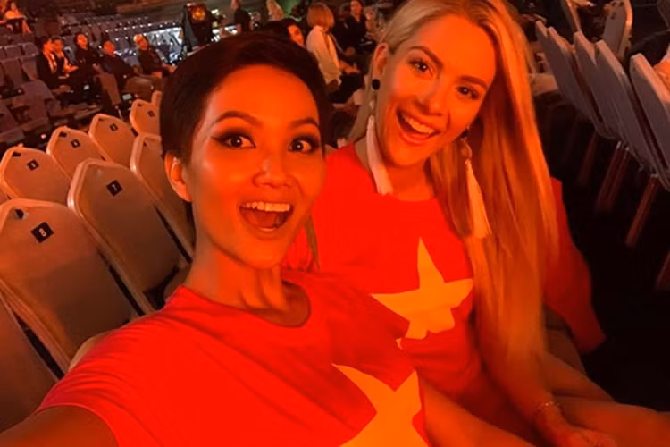 H'hen Niê cho hay đại diện Mỹ quan tâm và hỗ trợ cô như nói chậm lại để cô hiểu chứ không có ý chê bai.