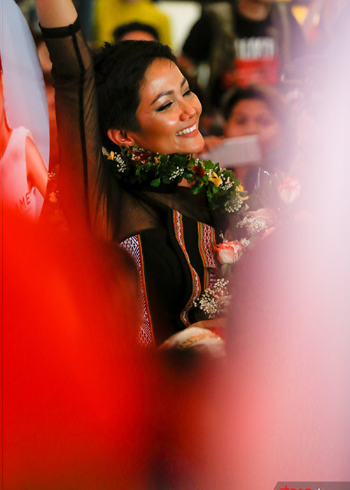 Khi về nước, người đẹp đã bật khóc nhắc về cố stylist Mì Gói từng hỗ trợ cô rất nhiều. Ảnh: Saostar