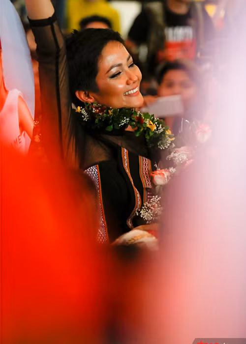 Khi về nước, người đẹp đã bật khóc nhắc về cố stylist Mì Gói từng hỗ trợ cô rất nhiều. Ảnh: Saostar