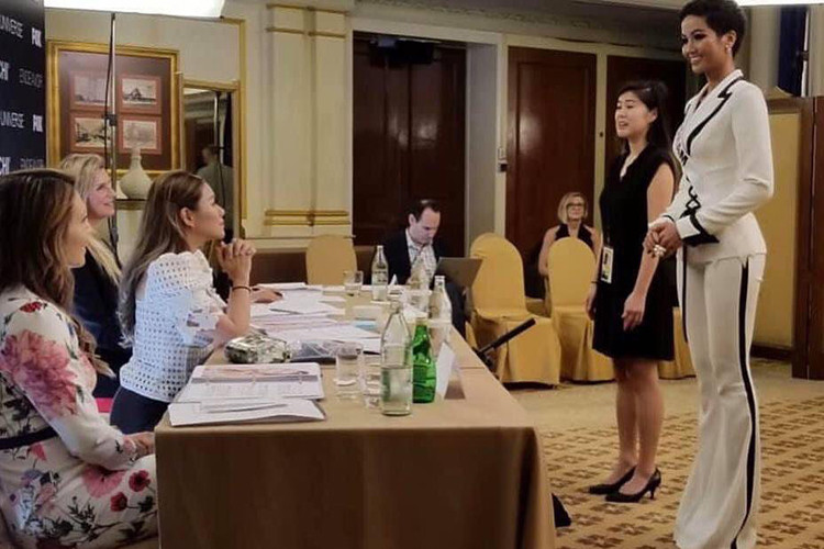 H"hen Niê còn kêu gọi mọi người nên cảm ơn phiên dịch thay vì trách móc bởi phiên dịch viên này đã hỗ trợ H'hen Niê nhiều trong phần phỏng vấn kín. "Nếu không có chị thông dịch thì Hen không có ngày hôm nay, Hen xin gửi lời cảm ơn chị Trà My đã hỗ trợ Hen tại cuộc thi", H'hen Niê chia sẻ.