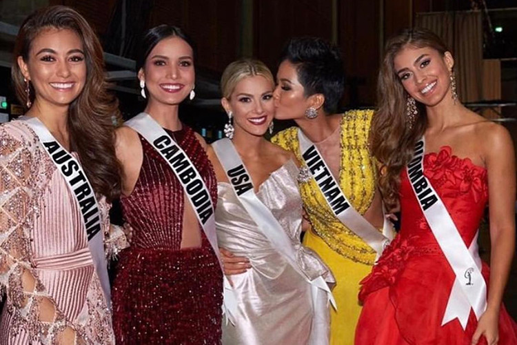 Ngoài người phiên dịch, H'hen Niê còn lên tiếng bênh vực đại diện Mỹ bị ném đá vì chê đại diện Việt Nam nói tiếng Anh kém.