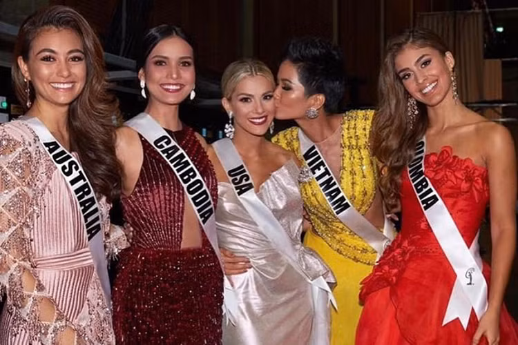 Ngoài người phiên dịch, H'hen Niê còn lên tiếng bênh vực đại diện Mỹ bị ném đá vì chê đại diện Việt Nam nói tiếng Anh kém.