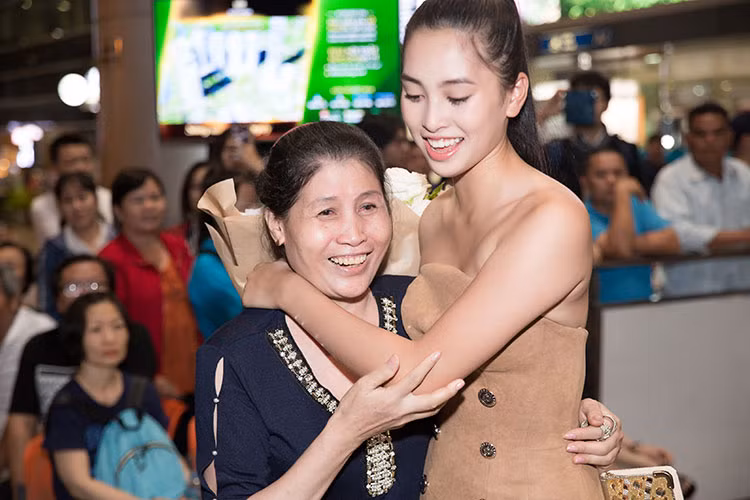 Trong vòng tay của người thân, Tiểu Vy rạng ngời hạnh phúc.