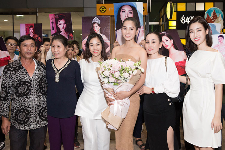 Đi cùng chuyến bay với Tiểu Vy là mẹ của người đẹp. Bà đã sang Trung Quốc để cổ vũ Tiểu Vy trong đêm chung kết.