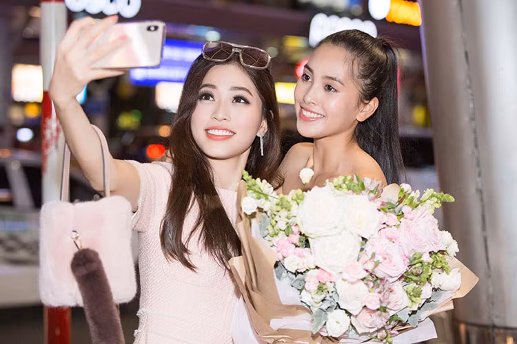 Tiểu Vy có mối quan hệ khá tốt với Á hậu Bùi Phương Nga và Hoa hậu Đỗ Mỹ Linh.