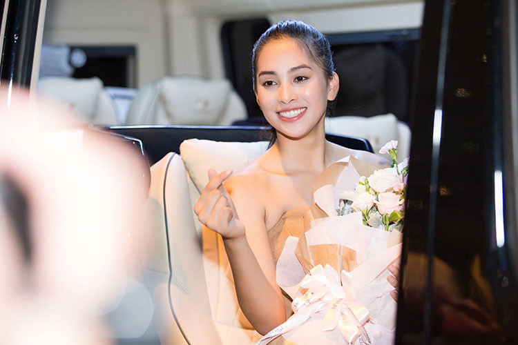 Tiểu Vy vẫy chào người hâm mộ khi lên xe trở về nhà.