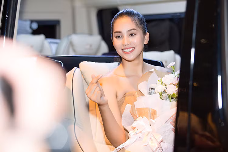 Tiểu Vy vẫy chào người hâm mộ khi lên xe trở về nhà.