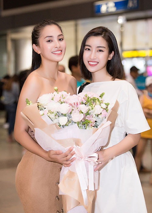 Hình ảnh Tiểu Vy nhận hoa chúc mừng từ Hoa hậu Đỗ Mỹ Linh.