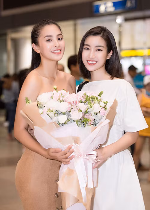 Hình ảnh Tiểu Vy nhận hoa chúc mừng từ Hoa hậu Đỗ Mỹ Linh.