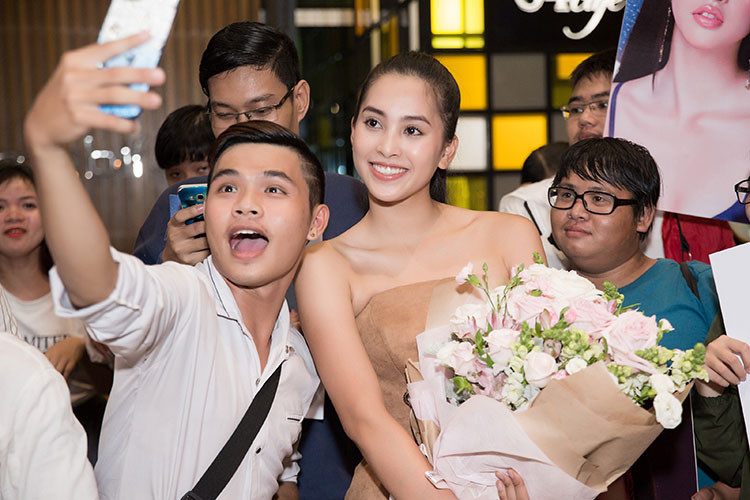 Hình ảnh Tiểu Vy được đông đảo fan chào đón trong ngày trở về.