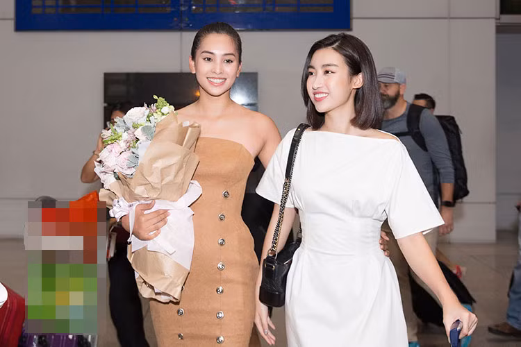 Tại sân bay trong ngày về, Tiểu Vy được người thân, fan và hội chị em Hoa hậu Đỗ Mỹ Linh và Á hậu Phương Nga chào đón.