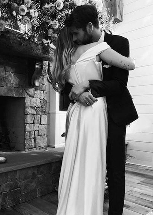 Cùng đăng ảnh đám cưới, Miley Cyrus chú thích: "10 năm sau" còn Liam Hemsworth để lại bình luận: "Tình yêu của tôi". Ảnh: FBNV