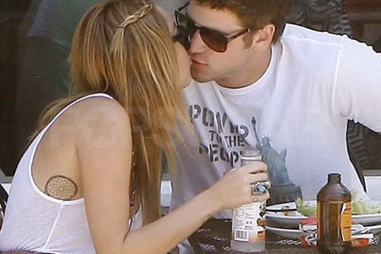 Khi phim đóng máy cũng là lúc Miley và Liam trở thành một cặp. Ảnh: Popsugar