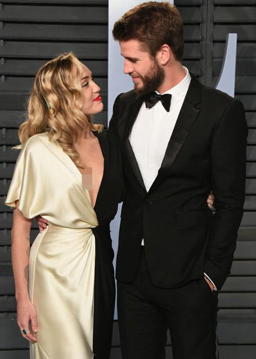 Miley và Liam đáp trả nghi vấn đường ai nấy đi bằng những hình ảnh tình tứ bên nhau. Ảnh: Cosmopolitan