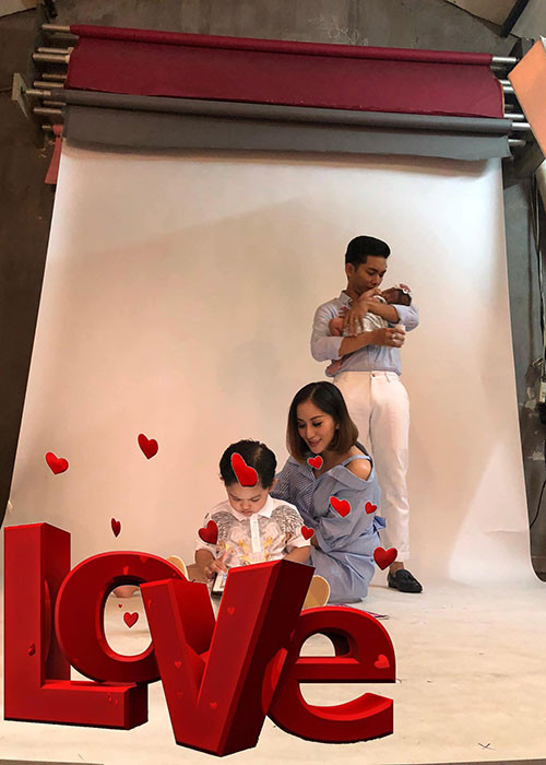 Sau khi sinh con, Khánh Thi đã trở lại công việc và luôn sát cánh cùng ông xã.