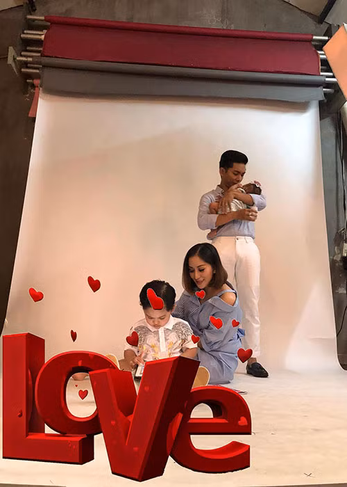 Sau khi sinh con, Khánh Thi đã trở lại công việc và luôn sát cánh cùng ông xã.