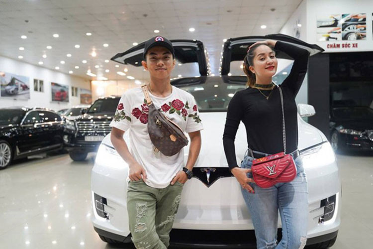 Phan Hiển muốn tậu xe vì gia đình có thêm thành viên cũng như không muốn vợ vất vả đi lại bằng xe máy.