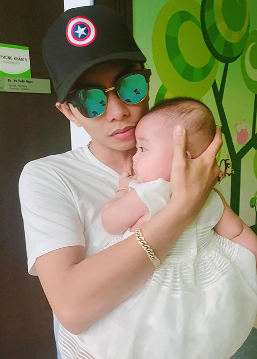 Phan Hiển luôn sẵn sàng chăm sóc các con mỗi khi Khánh Thi vắng nhà.