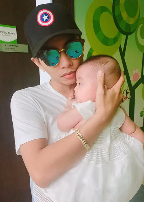 Phan Hiển luôn sẵn sàng chăm sóc các con mỗi khi Khánh Thi vắng nhà.