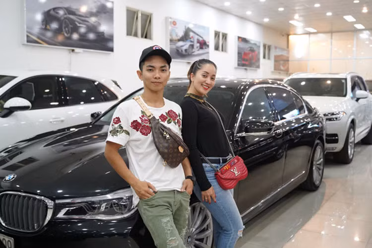 Vì lỡ dìm hàng Khánh Thi khiến cô vướng nghi vấn mang bầu lần 3, Phan Hiển đưa bà xã đi mua xe hơi.