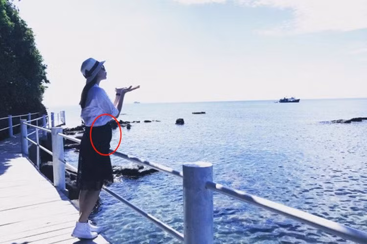 Vài tháng gần đây, Phạm Hương bỗng nhiên "mất hút" khỏi showbiz đồng thời liên tục lộ vòng 2 to bất thường khiến cô vướng nghi vấn sang Mỹ bí mật sinh con. Phía Phạm Hương khẳng định cô sang Mỹ chữa bệnh kết hợp với công việc. Ảnh: Người lao động