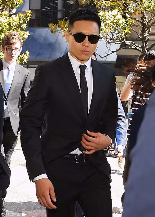 Một bê bối khác của làng giải trí xứ Trung năm 2018 là scandal của Cao Vân Tường. Sau lời tố cao cưỡng hiếp một phụ nữ ở Australia, nam diễn viên phải hầu tòa. Theo phiên xét xử tháng 11, anh thoát khỏi tội danh xâm hại nhưng hình ảnh khó có thể lấy lại được.