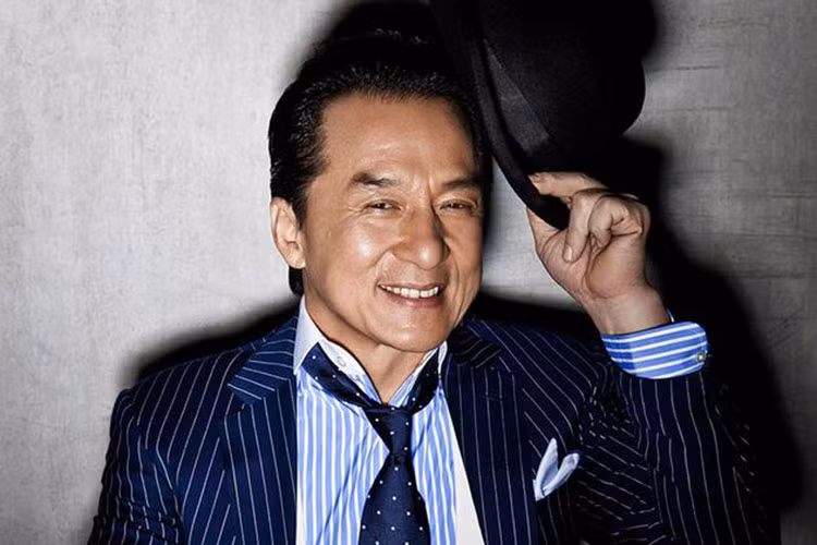 Năm 2018, Thành Long liên tục bị nhắc tên vì những câu chuyện của con gái rơi Ngô Trác Lâm. Sau khi bỏ nhà sang Canada sống cùng người tình đồng tính, Ngô Trác Lâm đã quay video cầu xin được gặp bố.