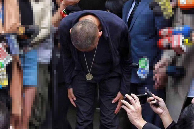 Nữu Thừa Trạch đã đến đồn trình diện sau nhiều ngày trì hoãn. Trước ồn ào xâm hại nữ đồng nghiệp, nam diễn viên phim “Bao Thanh Thiên” không ít lần bị chỉ trích mượn nghệ thuật để quấy rối các diễn viên.