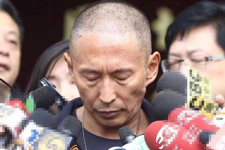 Đạo diễn nổi tiếng Nữu Thừa Trạch đang lao đao vì cáo buộc cưỡng hiếp. Một nhân viên làm việc chung với Nữu Thừa Trạch tố bị xâm hại trên ghế sofa tại phòng riêng đạo diễn này. Theo người tố cáo, đạo diễn này có thái độ bình thản, thậm chí đổ lỗi cho cô.