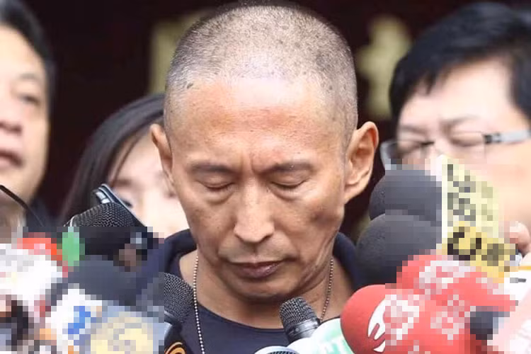 Đạo diễn nổi tiếng Nữu Thừa Trạch đang lao đao vì cáo buộc cưỡng hiếp. Một nhân viên làm việc chung với Nữu Thừa Trạch tố bị xâm hại trên ghế sofa tại phòng riêng đạo diễn này. Theo người tố cáo, đạo diễn này có thái độ bình thản, thậm chí đổ lỗi cho cô.