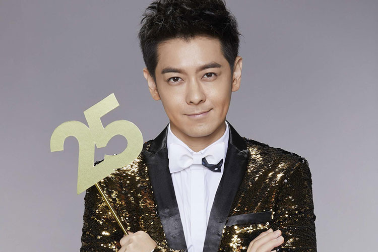 Lâm Chí Dĩnh gần đây cũng bị chỉ trích vì được cho là đã lợi dụng đặc quyền của người nổi tiếng trong chuyến bay từ Hong Kong về Đài Bắc. Người lên tiếng cho biết dù máy bay đã đóng cửa nhưng anh lại muốn lấy lại hành lý của mình khiến máy bay bị trễ 30 phút.