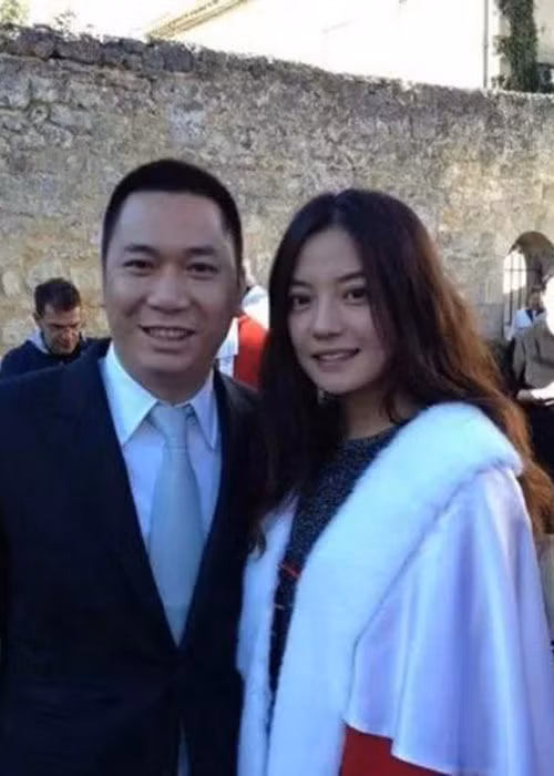 Showbiz Hoa ngữ còn rúng động bởi ồn ào vợ chồng Triệu Vy - Huỳnh Hữu Long gian lận chứng khoán. Vì sai phạm, vợ chồng "Én nhỏ" bị cấm tham gia thị trường chứng khoán trong 5 năm. Nhiều người lên tiếng chỉ trích Triệu Vy, thậm chí đề nghị cô rời showbiz.