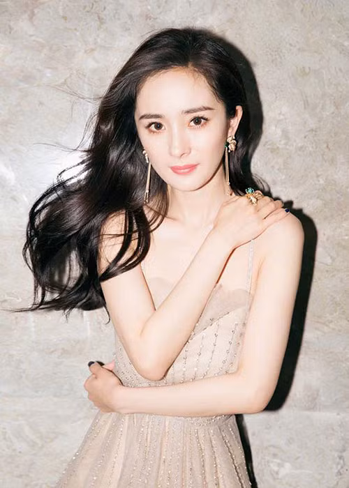 Sự nghiệp lên như diều gặp gió nhưng Dương Mịch ngày càng mất điểm vì lùm xùm. Trong năm nay, cô bị chỉ trích quỵt tiền từ thiện cho trẻ em khiếm thị. Ngoài ra, tin đồn mỹ nhân Hoa ngữ ly hôn Lưu Khải Ưu cũng tiếp tục rộ lên.