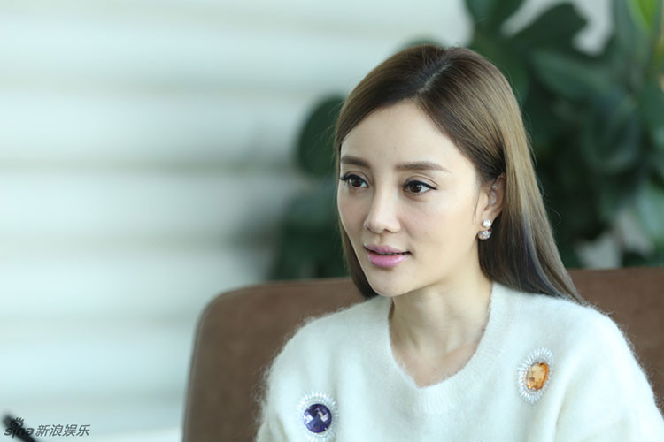 Giống Phạm Băng Băng, Lý Tiểu Lộ cũng đánh mất hình ảnh khi vướng nghi vấn ngoại tình với rapper PGOne. Giả Nãi Lượng - chồng của Lý Tiểu Lộ từ bênh vực vợ chuyển sang giữ im lặng. Vì scandal, hình ảnh gia đình hạnh phúc của Lý Tiểu Lộ sụp đổ, cả hai bị nghi đã ly hôn.