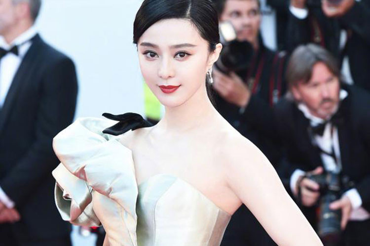 Phạm Băng Băng trốn thuế là một trong những scandal gây rúng động showbiz Hoa ngữ năm 2018. Thời gian bị điều tra sau khi bị MC Thôi Vĩnh Nguyên tố sử dụng hợp đồng âm dương, mỹ nhân họ Phạm gần như mất tích và vướng vô số tin đồn.