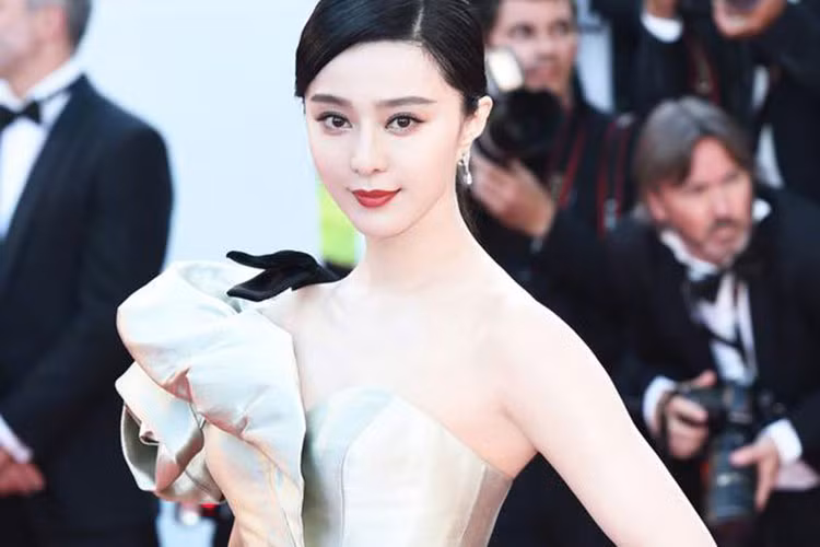 Phạm Băng Băng trốn thuế là một trong những scandal gây rúng động showbiz Hoa ngữ năm 2018. Thời gian bị điều tra sau khi bị MC Thôi Vĩnh Nguyên tố sử dụng hợp đồng âm dương, mỹ nhân họ Phạm gần như mất tích và vướng vô số tin đồn.