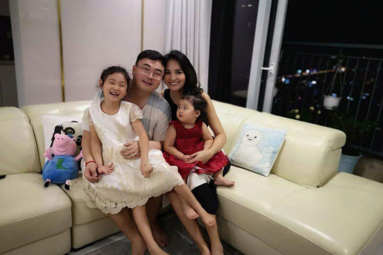 1 năm sau khi rời cuộc thi, Hương Giang kết hôn. Đến nay, tổ ấm của cô bên chồng ngoại quốc và 2 con gái rất hạnh phúc. Ảnh: FBNV