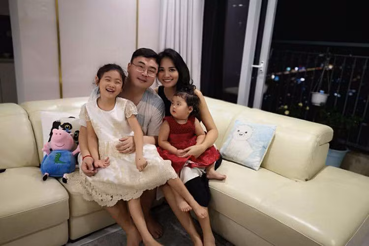 1 năm sau khi rời cuộc thi, Hương Giang kết hôn. Đến nay, tổ ấm của cô bên chồng ngoại quốc và 2 con gái rất hạnh phúc. Ảnh: FBNV