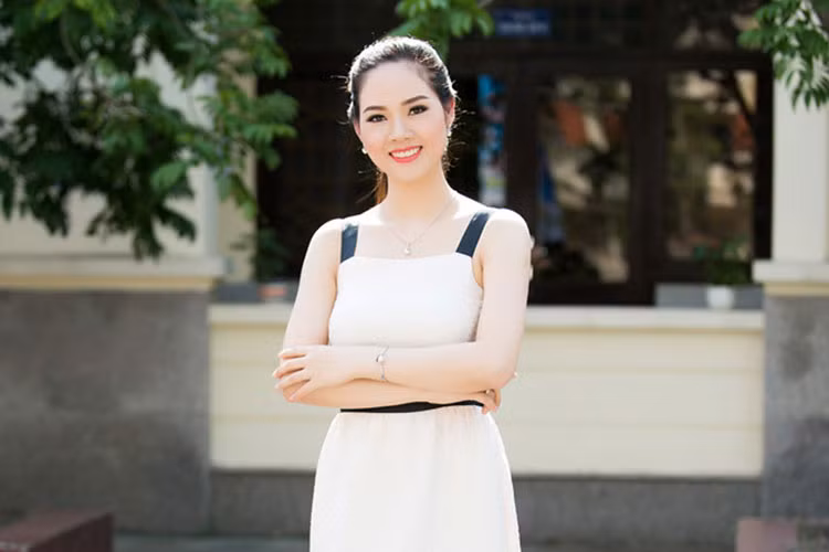 Rời cuộc thi Hoa hậu Thế giới, Mai Phương đi du học tại Anh. Trở về, cô kết hôn với bạn trai lâu năm, sinh 2 con trai và ở ẩn. Hiện, Mai Phương là cán bộ hải quan. Ảnh: Zing