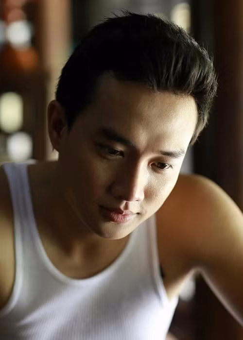 Quốc Trường cao 1m8, sở hữu gương mặt đẹp. Cùng với Lương Thế Thành, anh được xem là mỹ nam nổi bật của màn ảnh nhỏ Việt hiện nay.