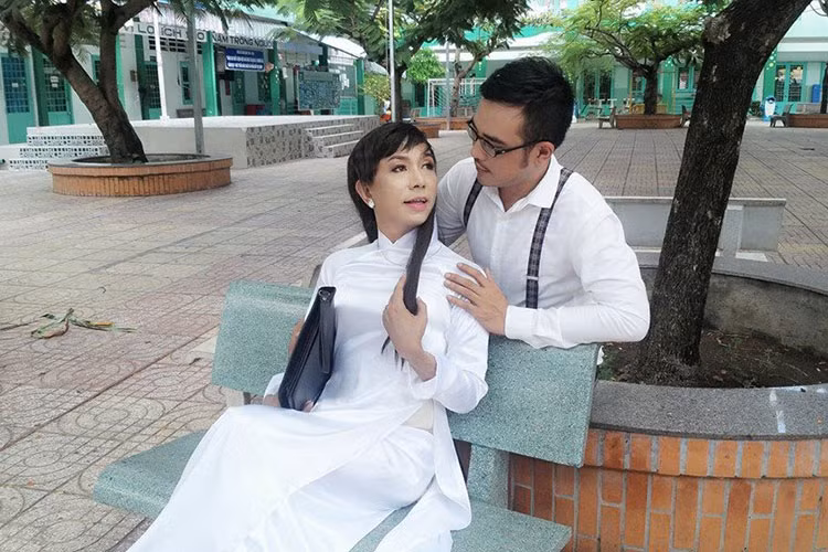 Nam ca sĩ giả gái nhiều lần từ trên sân khấu, màn ảnh đến các sự kiện. Ảnh: FBNV