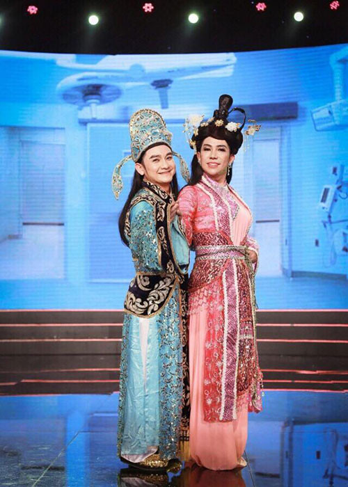 Long Nhật diện áo dài, trang phục cổ trang đều đẹp. Ảnh: FBNV