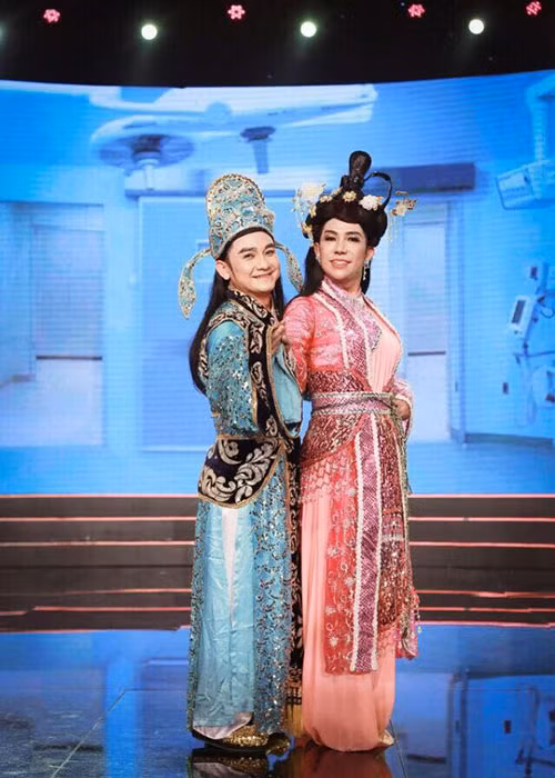 Long Nhật diện áo dài, trang phục cổ trang đều đẹp. Ảnh: FBNV