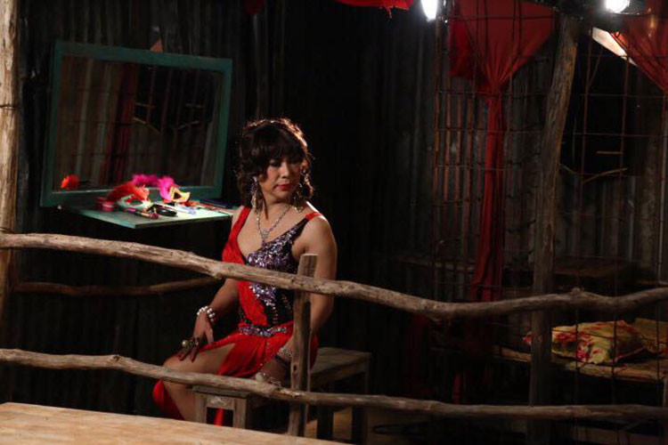 Nam nghệ sĩ cho biết chính vợ và con gái giúp anh chuẩn bị trang phục, phụ kiện để anh dễ dàng hóa thân nữ giới. Ảnh: FBNV