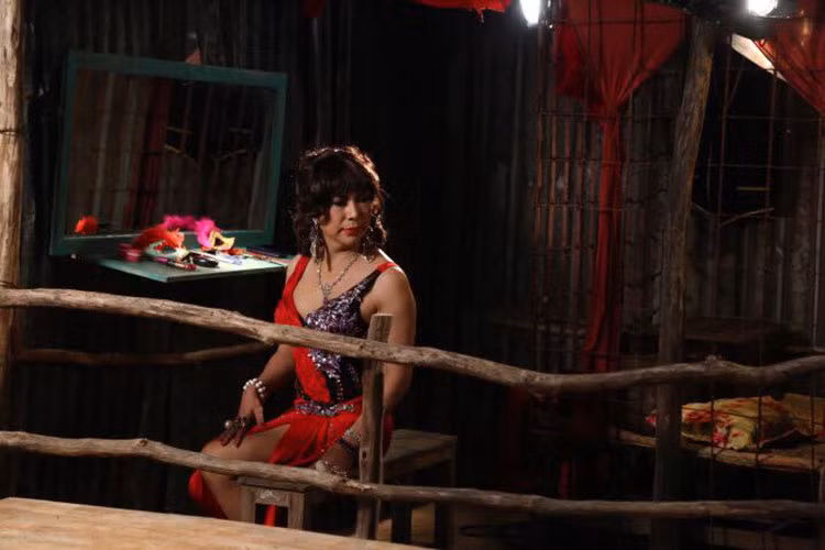 Nam nghệ sĩ cho biết chính vợ và con gái giúp anh chuẩn bị trang phục, phụ kiện để anh dễ dàng hóa thân nữ giới. Ảnh: FBNV