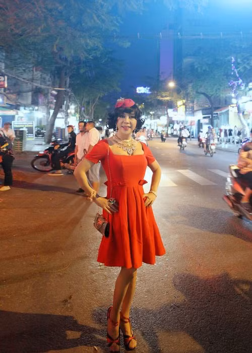 Sở hữu vóc dáng mảnh mai, Long Nhật có lợi thế khi giả gái. Ảnh: Khám phá