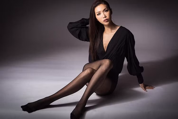 Cách tạo dáng hất tóc, nằm nghiêng, kiễng chân, ngồi chéo gối của Minh Tú cũng gây chú ý.